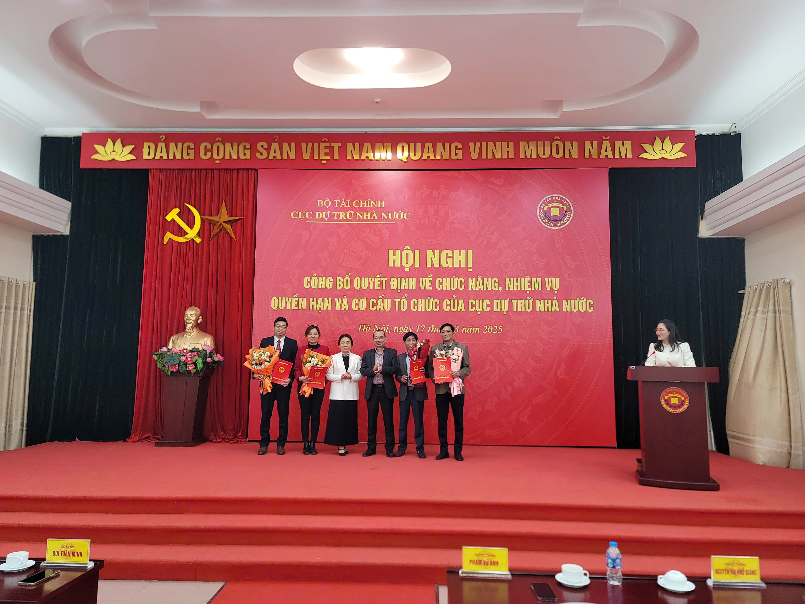 Công bố và trao các Quyết định điều động, bổ nhiệm nhân sự lãnh đạo Thanh tra Cục Dự trữ Nhà nước